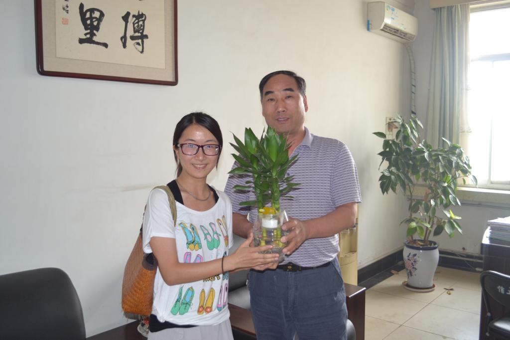 我院毕业生送花感恩老师